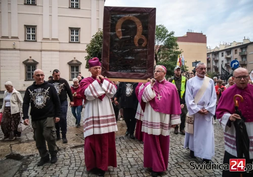Tłumy wiernych powitały kopię Ikony Jasnogórskiej. Obraz odwiedzi wszystkie parafie diecezji świdnickiej
