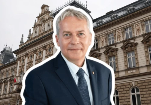 Marszałek województwa ma w nosie słowa premiera. Nadal zasiada w radzie bielskiej spółki
