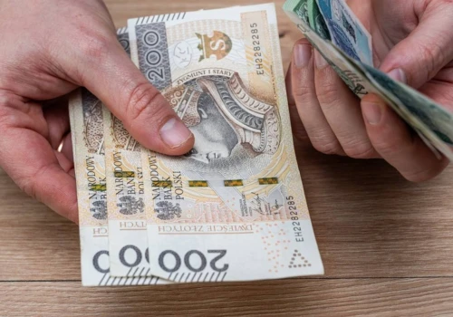 Ledwo doczekują do kolejnej wypłaty. Nowe dane obnażają problem dwóch pokoleń Polaków