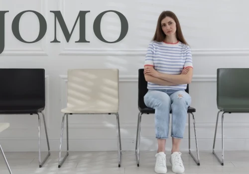 Od lęku, że coś nas omija, do radości z nieobecności. Czym naprawdę jest JOMO?