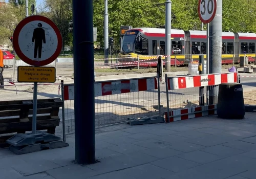 Remonty łódzkich chodników utrudniają życie pieszym. Muszą cofnąć się nawet 100 metrów