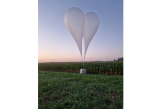 Balony odnalezione na polu w Jabłonce Kościelnej. Policja zabezpiecza znalezisko
