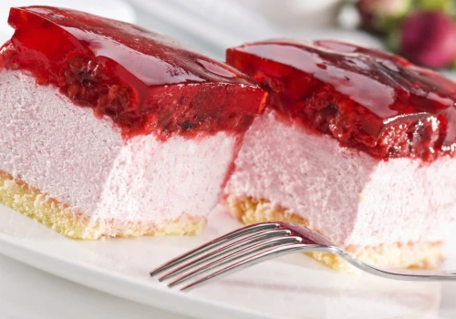 Na deser podaję ciasto z malinami i galaretką. Smakuje jak owocowa chmurka