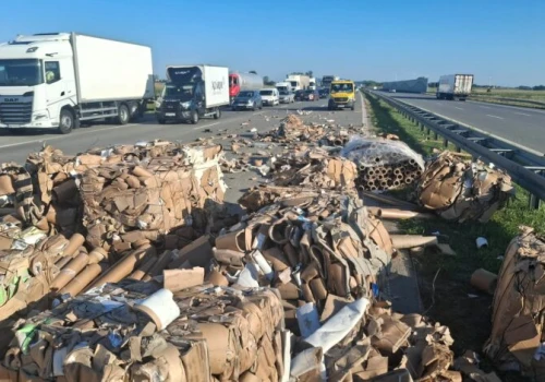Rozsypana makulatura zablokowała dwa pasy na A1
