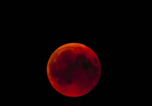 Częściowe zaćmienie Księżyca. W tych godzinach będzie najlepiej widoczne
