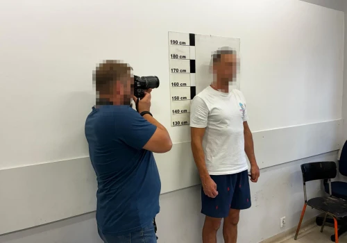 Brutalny atak nożem na Pradze-Północ. Zatrzymano sprawcę. Grozi mu kara nawet 30 lat więzienia. Poszkodowany w stanie bardzo ciężkim