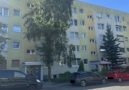 Wbili im siekierę w blok. Mieszkańcy Nowowiejskiego proszą o pomoc. „Realne obawy”