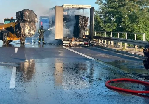 Nocny pożar na autostradzie A4 w pobliżu Legnicy. Trwa dogaszanie