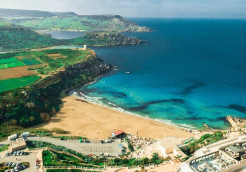 Malta i Sycylia ratują plaże… piaskiem spod morza. Eksperci w szoku