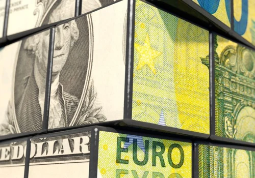 Euro, dolar i funt najdroższe od tygodnia. Co stoi za nagłym osłabieniem złotego i walut regionu?