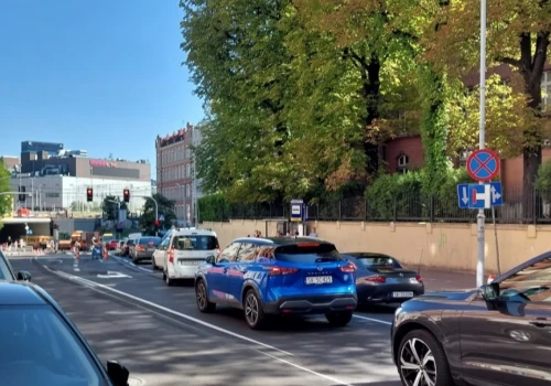 Korek na Mikołowskiej. Zwężenie przez prace pod wiaduktem