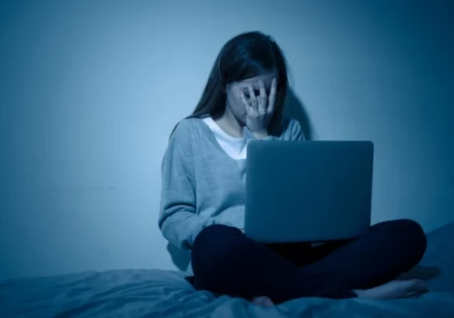 Stalker obrzydliwie nękał kobiety. Groziło mu 8 lat, prokurator uzgodnił z nim… 10 miesięcy w zawieszeniu
