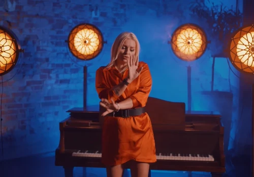 Kinga Dudek i Blu Rey mają nowy hit. „Kochaj mnie” przenosi do lat 90