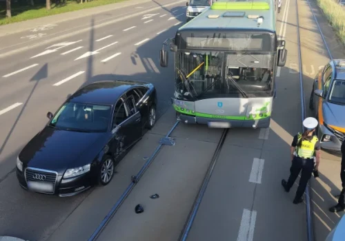5000 zł mandatu za jeden manewr! Fatalne zderzenie Audi z autobusem na buspasie