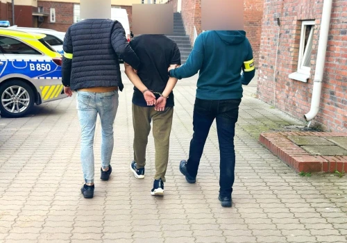 Bił 17-latka i chciał mu zabrać okulary. Kobieta stanęła w obronie, dostała pięścią w twarz