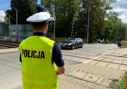 Zlekceważyli zapory na przejeździe kolejowym. Policyjny dron ujawnił 11 wykroczeń