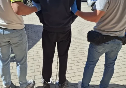 Ucieczka spod Łomży do Białegostoku na pinezkę i arsenał w garażu. Śledczy rozliczają uczestników krwawej nocy