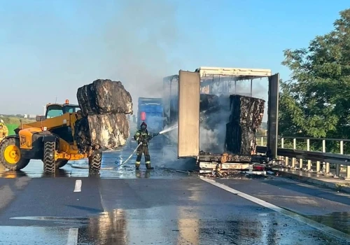 Pożar naczepy z makulaturą na autostradzie A4