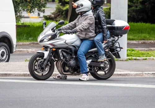 Dziecko na motocyklu. Można je wozić legalnie, ale o tym limicie pamiętaj
