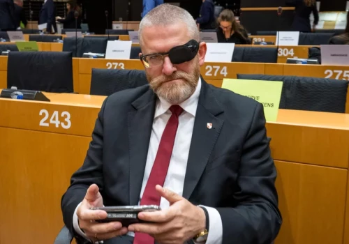 Braun chce zmian w polskich służbach: Jeden paszport i to tylko polski