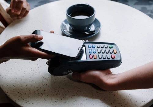 Płatności telefonem dla dzieci. Erste Bank dołącza do instytucji z obsługą Google Pay pod nadzorem rodziców
