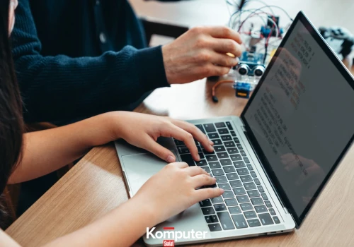 Kupno nowego laptopa to jak chodzenie po polu minowym. Tak unikniesz zakupowej pułapki