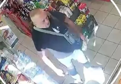 Agresor w Żabce uderzył mężczyznę w twarz. Szuka go policja