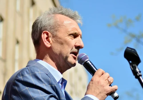 Wakacje z podziałem na tury jak ferie? Szef ZNP ostro reaguje. Jest stanowisko MEN