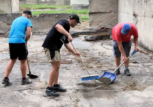 Razem dla Pokoju w Łambinowicach – młodzi Niemcy porządkowali teren dawnego obozu Lamsdorf