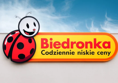 Szalone promocje w Biedronce. Produkty za grosze, akcje 1+1, a nawet 6+6. Czas tylko do 30 sierpnia