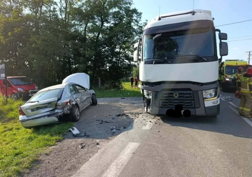 Zderzenie ciężarówki i dwóch osobówek. Droga była zablokowana przez ponad dwie godziny