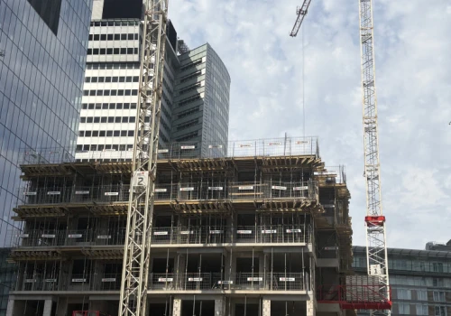 Rośnie nowy apartamentowiec w centrum Warszawy. Za dużo miejsca tu nie ma