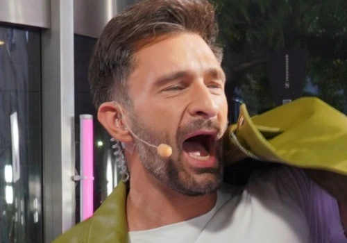 Prowadzący nagle krzyknął prosto do kamery: 