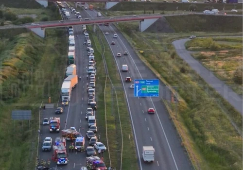 Karambol 5 pojazdów na autostradzie A2. Jedno z aut zmiażdżone. Droga jest zablokowana
