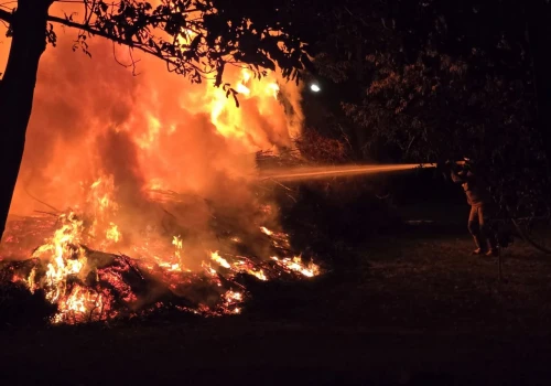 Pożar na terenie parafii pw. Miłosierdzia Bożego w Lublinie. Z ogniem walczą strażacy z Lublina i okolic