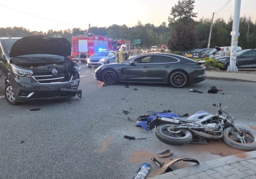 Wypadek na DK75 w Czchowie. Zderzyły się trzy pojazdy, motocyklista trafił do szpitala