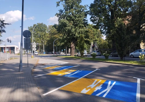 Pocałuj i jedź tyłem – pod prąd przy szkole. Strefa Kiss & Ride dla kamikadze?