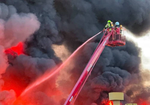 Ogromny pożar hali w Wielkopolsce. Trwa akcja strażaków, RCB rozesłało alerty
