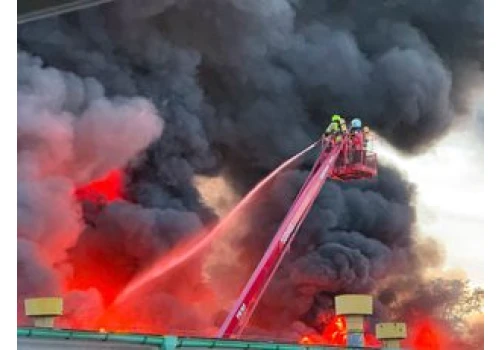 Pożar hali produkcyjnej w Wielkopolsce. Mieszkańcy dostali alert RCB
