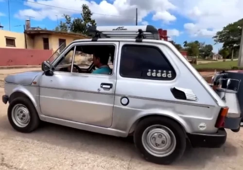 „Maluch” na węgiel. Kubański mechanik zrobił z polskiego Fiata nietypowy samochód