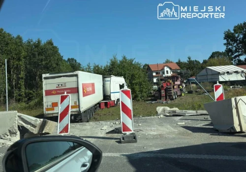 Ciężarówka Poczty Polskiej przebiła betonowe zapory i wypadła z drogi na końcu pechowej zawrotki trasy S17