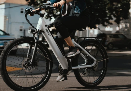 Gubernator JB Pritzker podpisał ustawę zaostrzającą przepisy dla użytkowników elektrycznych rowerów i nie tylko