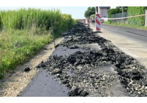 Traktorem zaorał świeży asfalt. Prace wciąż stoją