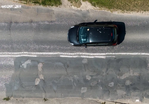 Czy samochody elektryczne i SUV-y niszczą drogi? Coś innego ma większy wpływ