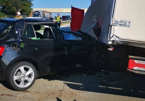 Tragiczne zderzenie na A4. Kabina kierowcy została całkowicie zmiażdżona