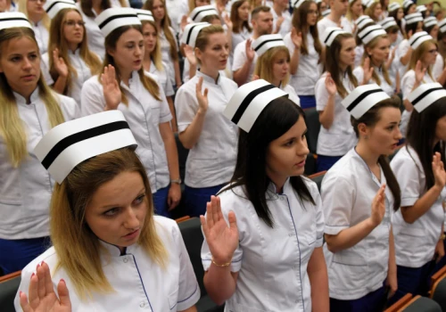 Dyplom jest, pracy nie ma. Młodym coraz trudniej wejść do zawodu pielęgniarki