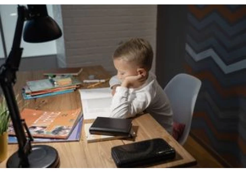 Ergonomiczne biurko dla dziecka: jak zaplanować idealny kącik do nauki, wybrać odpowiednie meble i zadbać o prawidłową postawę?