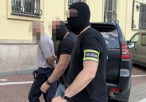 Trzech Rosjan zatrzymanych w Warszawie. W mieszkaniu znaleziono broń z zatartymi numerami