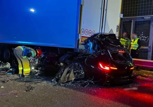 Tragiczny wypadek na S8. Samochód wjechał pod naczepę ciężarówki. Nie żyje jedna osoba