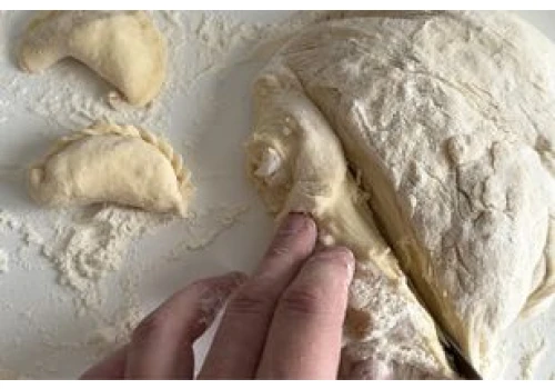 Dlaczego ciasto na pierogi się kurczy? Pamiętaj o tym przed wałkowaniem, a przestanie